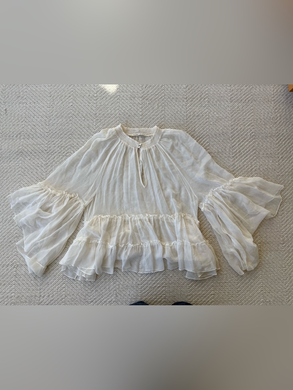 Alice + Olivia Silk Sheer off white Ruffle Peasant Top sz M